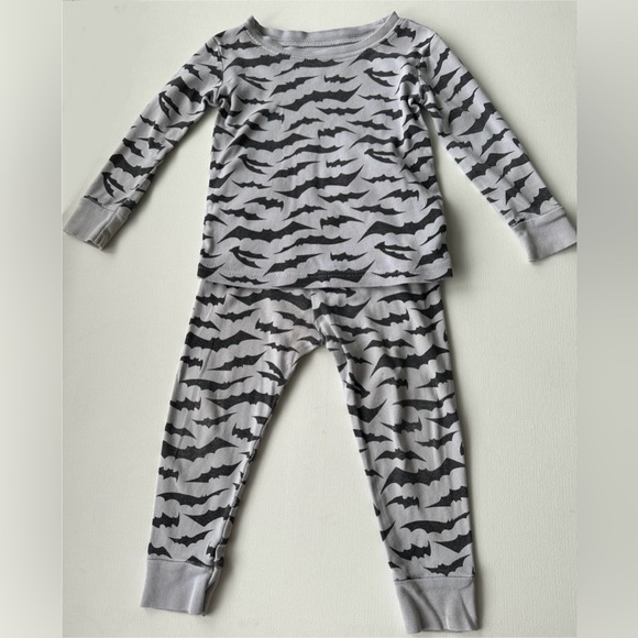 Old Navy unisex print pijama set bat Halloween pattern for toddler. Size 2T. - Picture 2 of 8